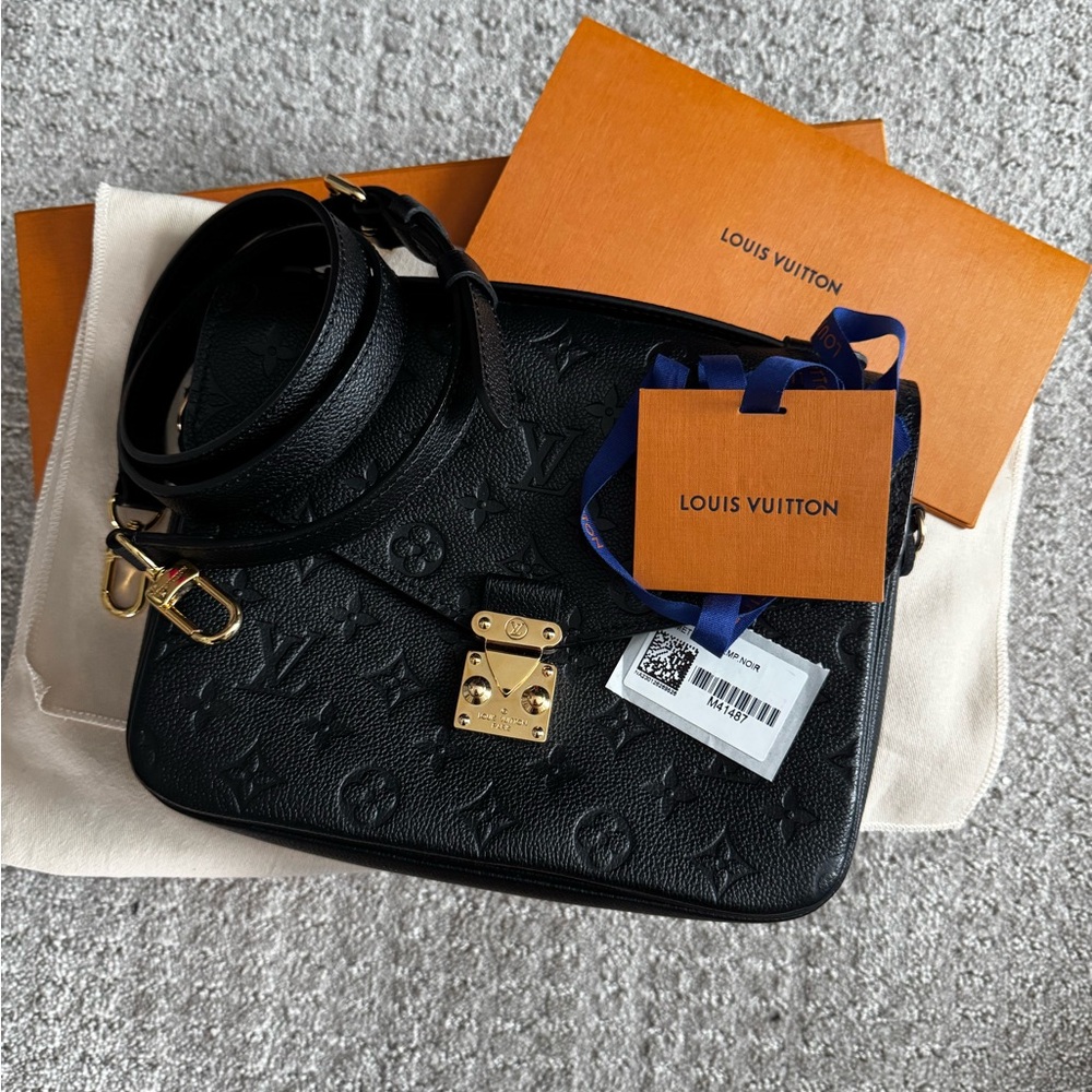 Louis Vuitton Pochette Métis Empriente Leather - Black